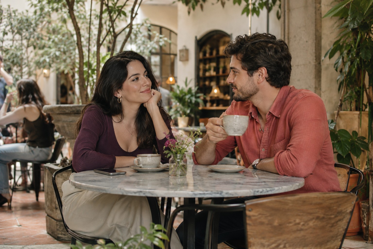 Escena ilustrativa de adultos conversando en una cafetería